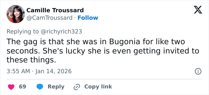Tweet discussing Alicia Silverstone glitching at the Golden Globes and the resurfacing of her past controversies.