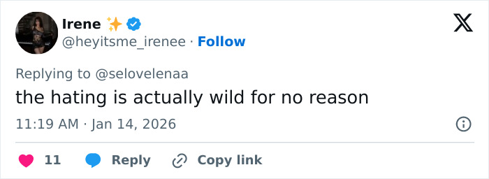 Screenshot of a tweet discussing the heated debate over Kylie Jenner’s weird Golden Globes seat photo online. Screenshot of a tweet discussing the heated debate over Kylie Jenner’s weird Golden Globes seat photo online.