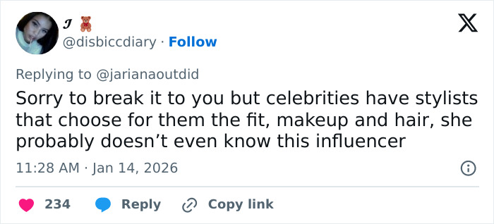 Tweet screenshot showing a user commenting on Selena Gomez plagiarizing Arab influencer&rsquo;s look at the Golden Globes.