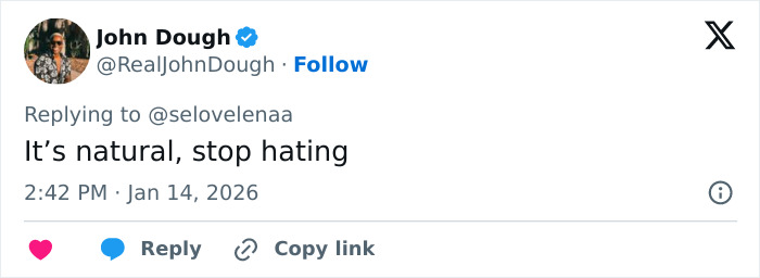 Tweet from John Doughh replying to a discussion about Kylie Jenner’s weird Golden Globes seat photo sparking online debate.