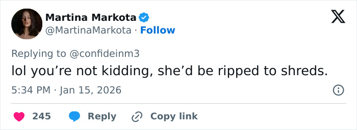 Twitter reply criticizing Margot Robbie's underwater cover shoot, highlighting harsh public reactions and brutal roasting. Twitter reply criticizing Margot Robbie's underwater cover shoot, highlighting harsh public reactions and brutal roasting.