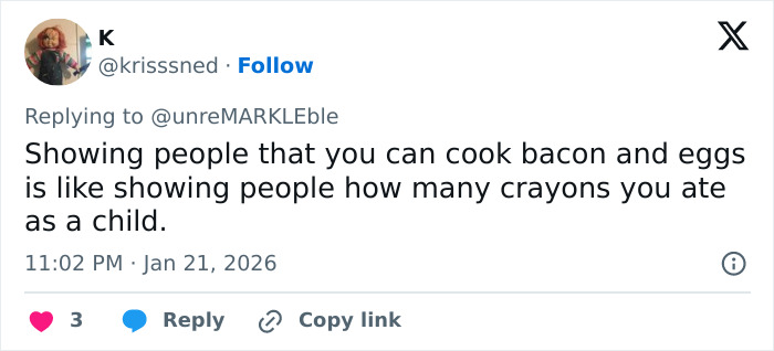 Screenshot of a tweet humorously roasting self-proclaimed chef Brooklyn Beckham's breakfast cooking skills during family feud.