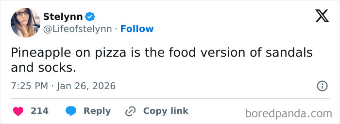 Tweet from user discussing pineapple on pizza humor, illustrating internet moments that got way too funny this January.