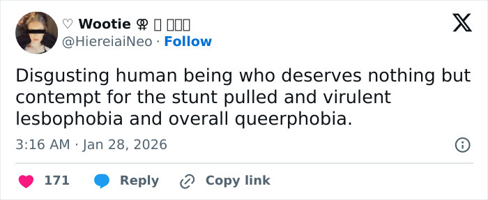 Screenshot of a tweet criticizing a stunt, highlighting reactions to JoJo Siwa's massive transformation and confession. Screenshot of a tweet criticizing a stunt, highlighting reactions to JoJo Siwa's massive transformation and confession.