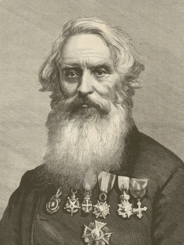 Retrato de um homem barbudo com várias medalhas, simbolizando o impacto do SOS na história das missões de resgate. Retrato de um homem barbudo com várias medalhas, simbolizando o impacto do SOS na história das missões de resgate.