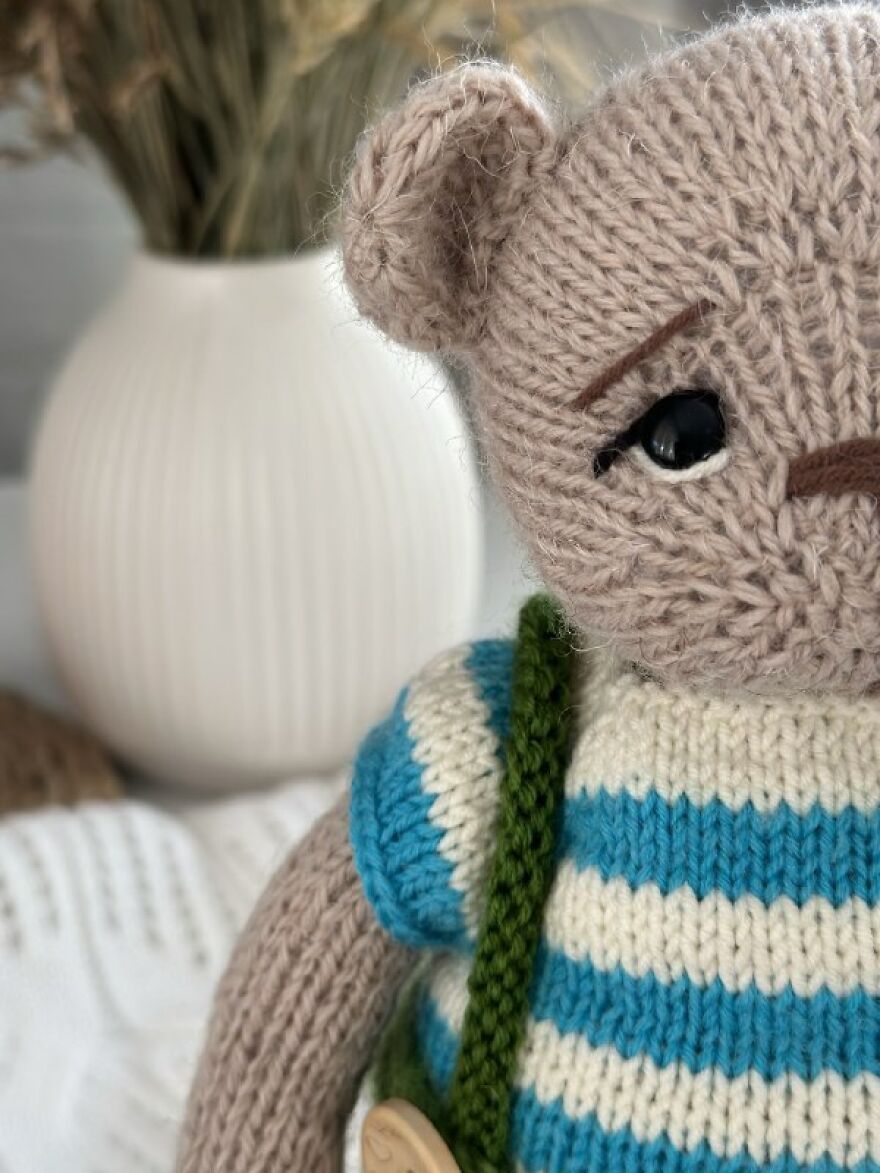 I Knit Teddy Bears Slowly — And Photograph Them Like Little Characters I Knit Teddy Bears Slowly — And Photograph Them Like Little Characters