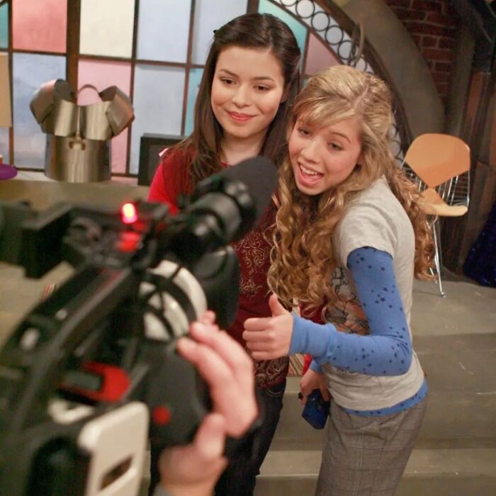 "Torcido": Jennette McCurdy fala sobre o relacionamento “viciante” com um homem muito mais velho quando adolescente "Torcido": Jennette McCurdy fala sobre o relacionamento “viciante” com um homem muito mais velho quando adolescente