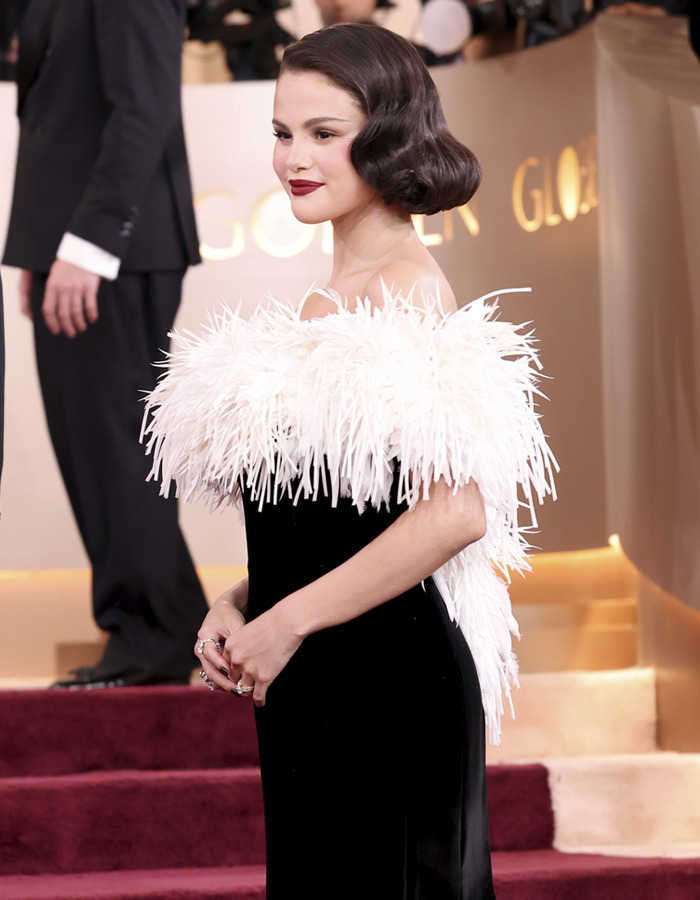 Selena Gomez at the Golden Globes wearing a feathered dress, sparking fans talking about a disgusting mess look. Selena Gomez at the Golden Globes wearing a feathered dress, sparking fans talking about a disgusting mess look.