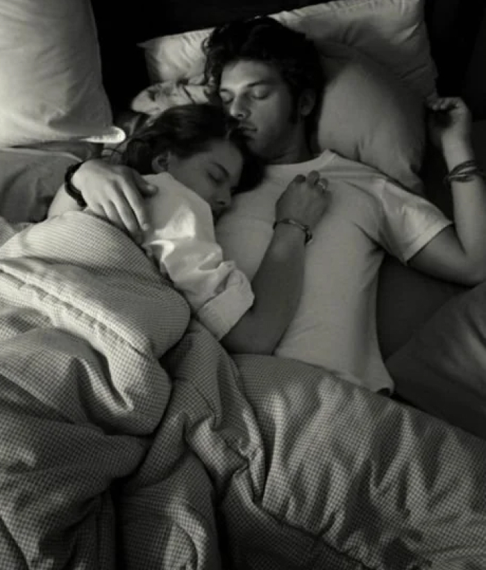 Casal dormindo próximo na cama, ilustrando o conceito de que as mulheres precisam dormir mais do que os homens em um ambiente tranquilo. Casal dormindo próximo na cama, ilustrando o conceito de que as mulheres precisam dormir mais do que os homens em um ambiente tranquilo.