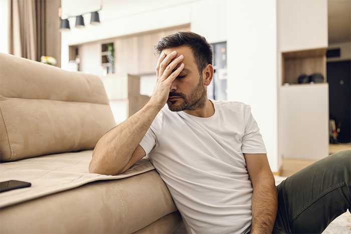 Adolescente diz a cara que ele não é pai dela e fica chocado por se recusar a dar dinheiro a ela