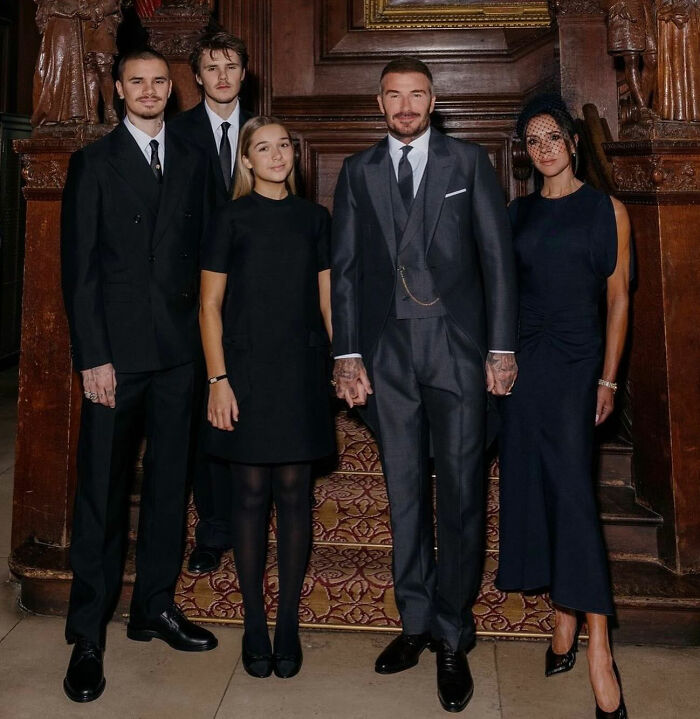 Cruz Beckham zomba da alegação de que a mãe do Brooklyn, Victoria, dançou 'inadequadamente' com ele em seu casamento