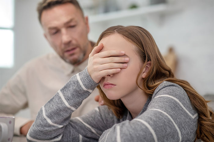 Adolescente diz a cara que ele não é pai dela e fica chocado por se recusar a dar dinheiro a ela Adolescente diz a cara que ele não é pai dela e fica chocado por se recusar a dar dinheiro a ela