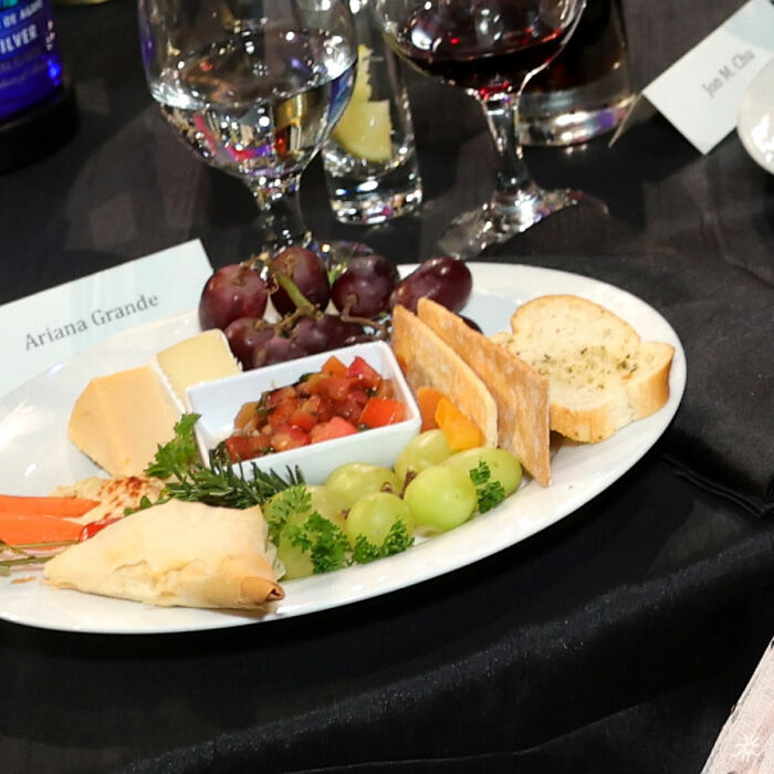 Fans Appalled By The Food At Critics Choice Awards After Star Brutally Calls It Out On Stage Fans Appalled By The Food At Critics Choice Awards After Star Brutally Calls It Out On Stage