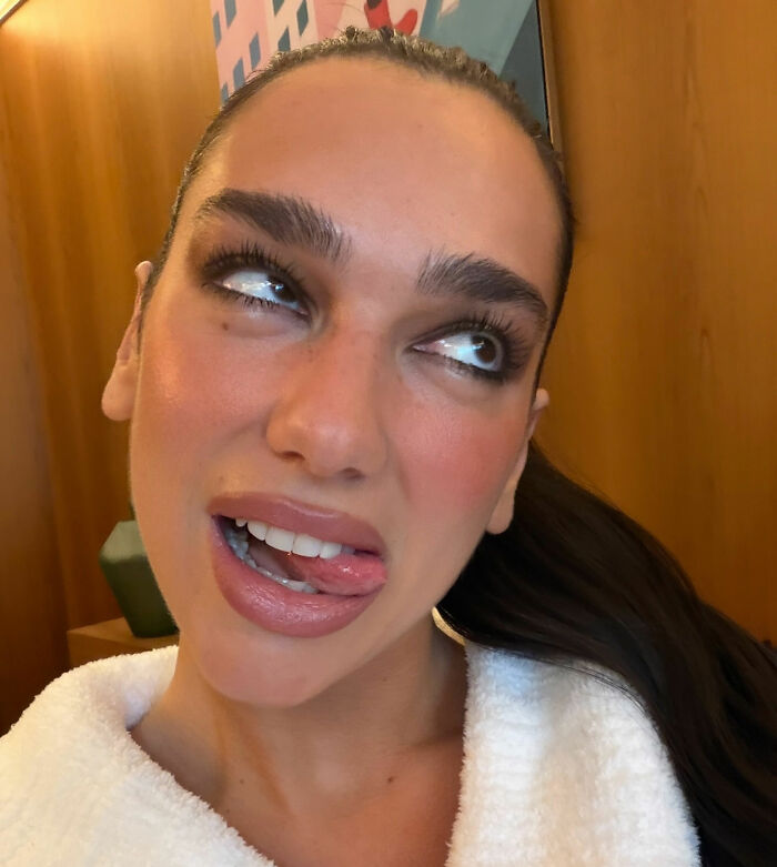 Dua Lipa ficou totalmente chocada depois que fã sul-africana usou filtro em selfie com ela Dua Lipa ficou totalmente chocada depois que fã sul-africana usou filtro em selfie com ela