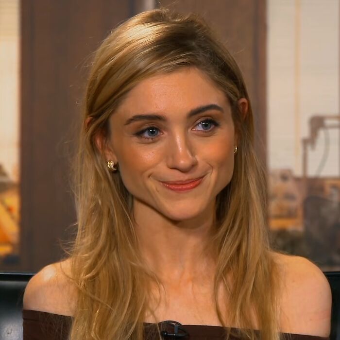 Actress Natalia Dyer, 31