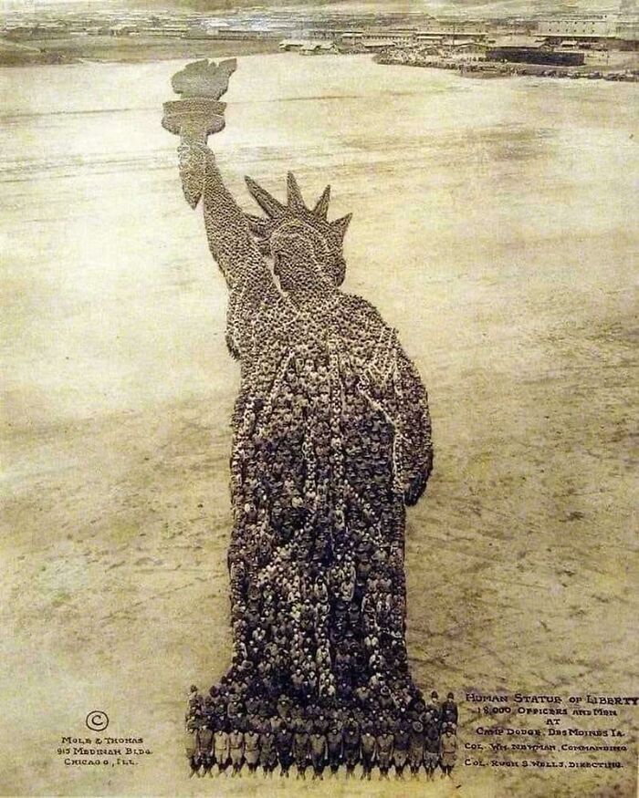 Human Statue of Liberty formed by 1,800 US military officers and men, a unique US history photo showing the past differently.