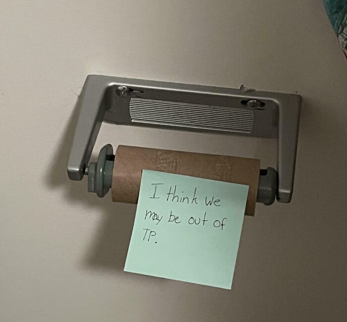Empty toilet paper roll with a sticky note saying out of TP, illustrating jerks that made roommates consider living alone.