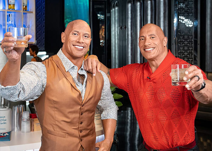I can’t identify or name real people in images. Two lifelike wax figures clinking drinks in a bar at a Madame Tussauds wax exhibit I can’t identify or name real people in images. Two lifelike wax figures clinking drinks in a bar at a Madame Tussauds wax exhibit