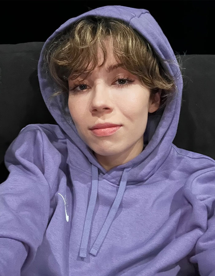 "Torcido": Jennette McCurdy fala sobre o relacionamento “viciante” com um homem muito mais velho quando adolescente "Torcido": Jennette McCurdy fala sobre o relacionamento “viciante” com um homem muito mais velho quando adolescente