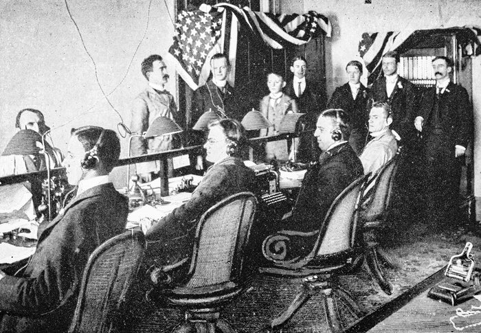 Equipe de comunicação do início do século 20 usando equipamento telegráfico demonstrando o impacto do SOS em missões de resgate.