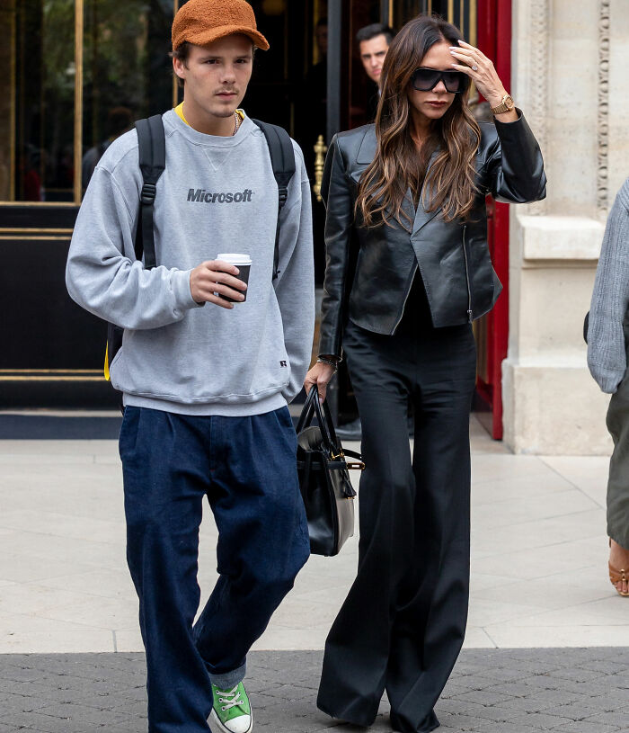 Cruz Beckham zomba da alegação de que a mãe do Brooklyn, Victoria, dançou 'inadequadamente' com ele em seu casamento
