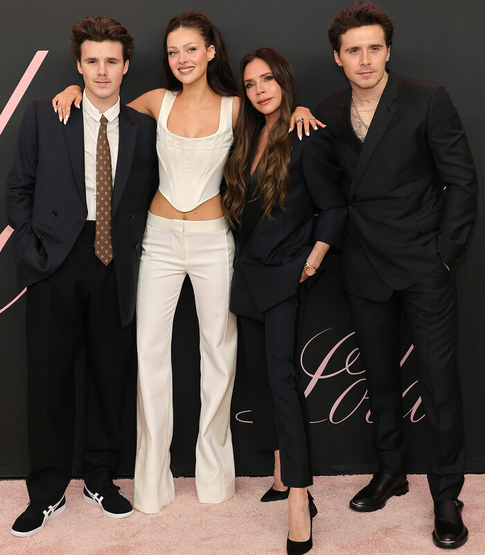 Cruz Beckham zomba da alegação de que a mãe do Brooklyn, Victoria, dançou 'inadequadamente' com ele em seu casamento