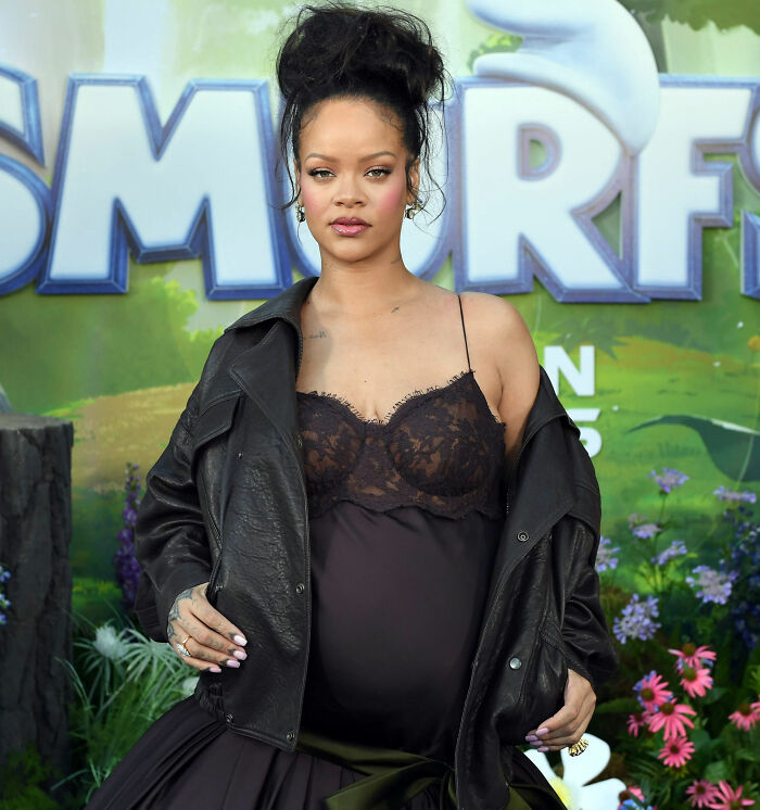 Pregnant pop star in black lace lingerie and leather jacket at premiere, distorted lingerie photos Pregnant pop star in black lace lingerie and leather jacket at premiere, distorted lingerie photos