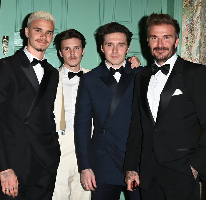 Cruz Beckham zomba da alegação de que a mãe do Brooklyn, Victoria, dançou 'inadequadamente' com ele em seu casamento
