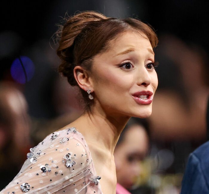 Ariana Grande displaying bizarre mannerisms during a recent interview, sparking numerous unsettling theories. Ariana Grande displaying bizarre mannerisms during a recent interview, sparking numerous unsettling theories.