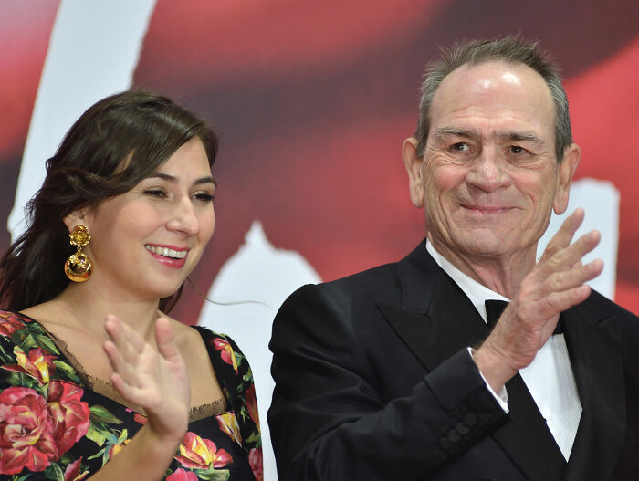 Victoria, filha de Tommy Lee Jones, 34 anos, encontrada falecida no Ritzy San Francisco Hotel Victoria, filha de Tommy Lee Jones, 34 anos, encontrada falecida no Ritzy San Francisco Hotel