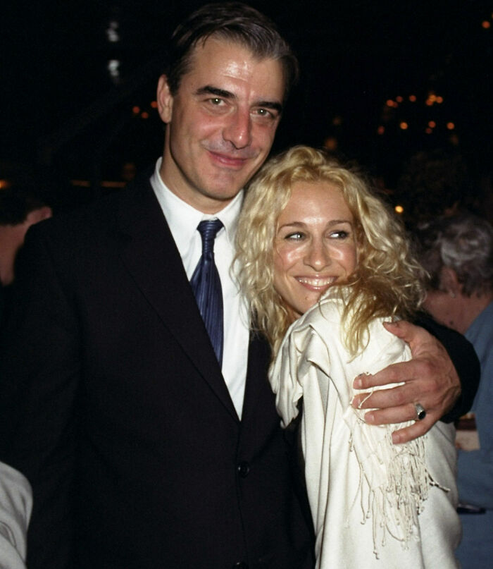 Chris Noth e Sarah Jessica Parker sorrindo juntos em um evento com Chris Noth quebrando o silêncio após a reação dos fãs.