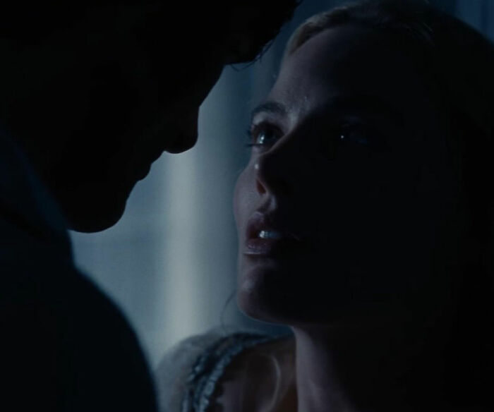 Margot Robbie and Jacob Elordi share an intimate on-set moment in Wuthering Heights, fueling relationship rumors among fans.