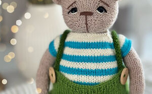 I Knit Teddy Bears Slowly — And Photograph Them Like Little Characters