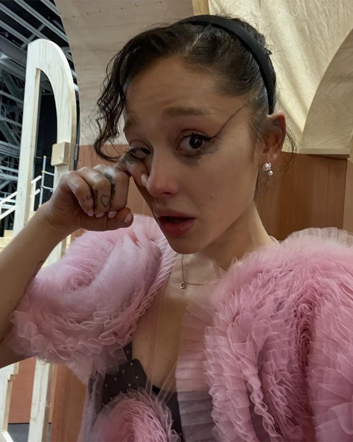 âEveryday She Looks Worstâ: a Ășltima foto do set âWickedâ de Ariana Grande alimenta preocupação âEveryday She Looks Worstâ: a Ășltima foto do set âWickedâ de Ariana Grande alimenta preocupação