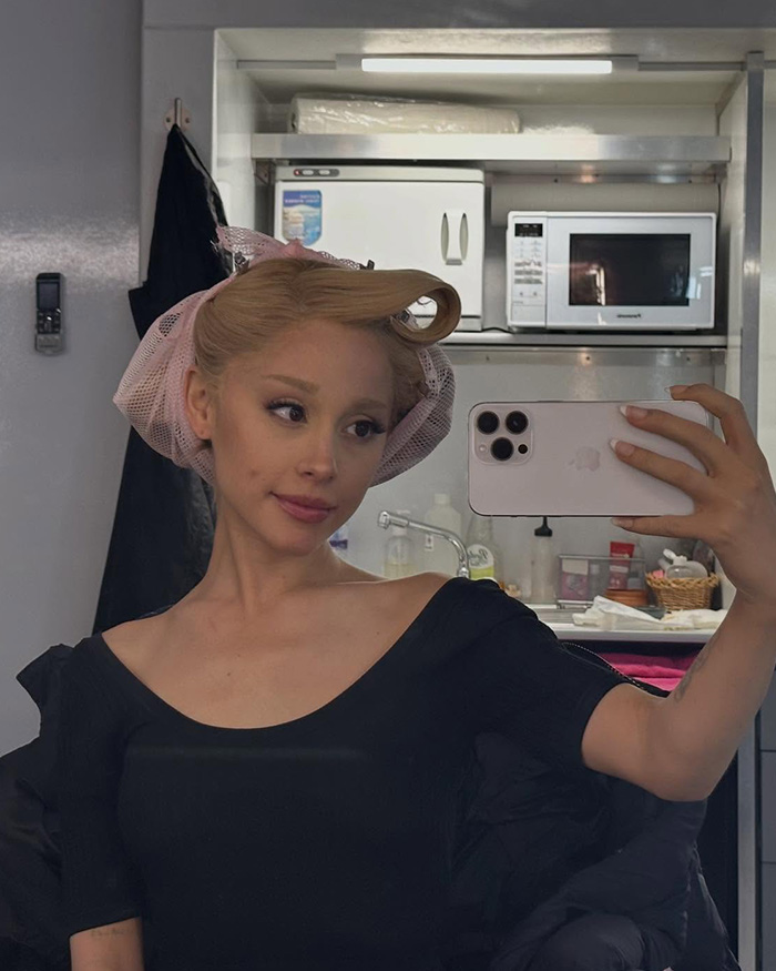 âEveryday She Looks Worstâ: a Ășltima foto do set âWickedâ de Ariana Grande alimenta preocupação âEveryday She Looks Worstâ: a Ășltima foto do set âWickedâ de Ariana Grande alimenta preocupação