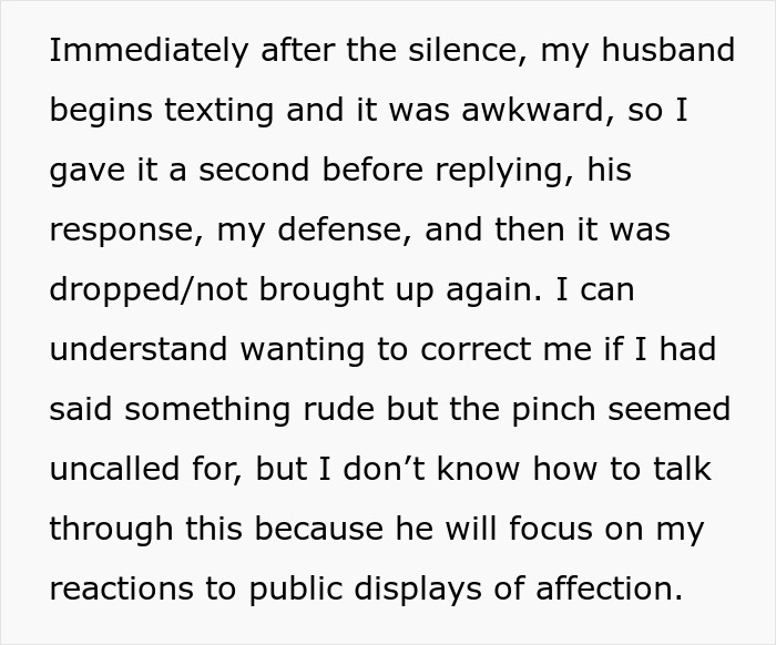 Captura de tela de texto mostrando uma esposa descrevendo o comportamento e a reação estranhos do marido durante o jantar, destacando a tensão no relacionamento deles.