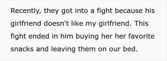 Text showing a story about a guy suspecting his girlfriend and roommate after a fight and leaving snacks on the bed to expose them.