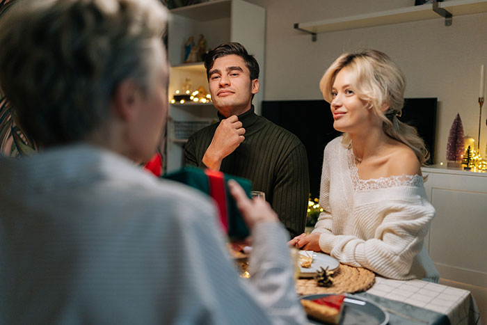 Spineless Guy Ignores GF&rsquo;s Worries About His Toxic Fam, Ends Up Single As She Can&rsquo;t Take It Anymore