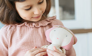 “I Had No Clue”: Babysitter Offends Mom By Buying Her Daughter A Birthday Gift Without Asking