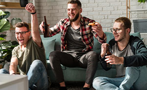 “Push Back Harder”: BF Expects GF To Tiptoe Around His Whims, Tells Her Not To Invite Friends Over
