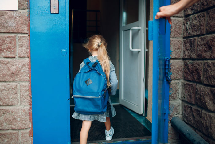 School Bans Dad From Walking Daughter To Door Because Karen Mom Felt Uncomfortable School Bans Dad From Walking Daughter To Door Because Karen Mom Felt Uncomfortable