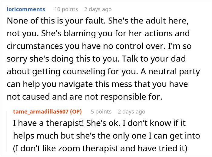 Screenshot of an online discussion about a mom blaming her daughter for picking dad in the divorce. Screenshot of an online discussion about a mom blaming her daughter for picking dad in the divorce.