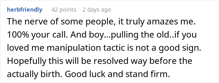 Comment discussing a pregnant woman&rsquo;s refusal of fianc&eacute;&rsquo;s mom in delivery room and advice to stand firm on boundaries.