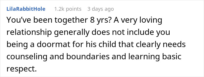 Reddit comment discussing relationship boundaries and respect related to woman snapping and kicking fianc&eacute; and stepdaughter out.