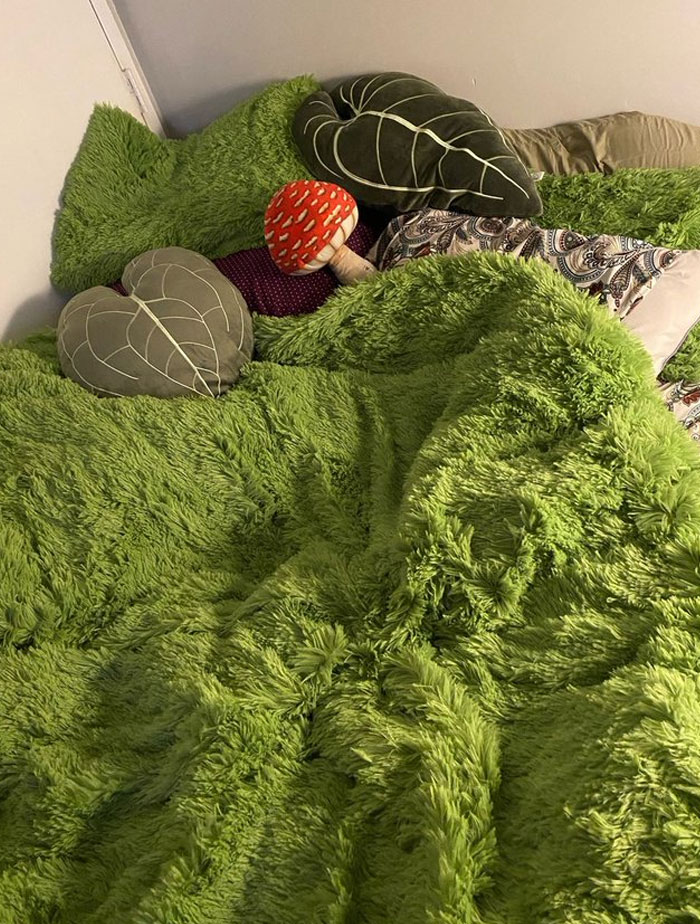 Cozy interior design ideas featuring green fluffy bedding and nature-inspired pillows for stylish home decor.