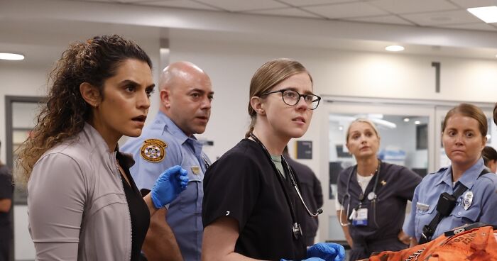 “The Pitt” Fans Are “Glad” One Cast Member Won’t Be Bringing Her Famous Father To Work