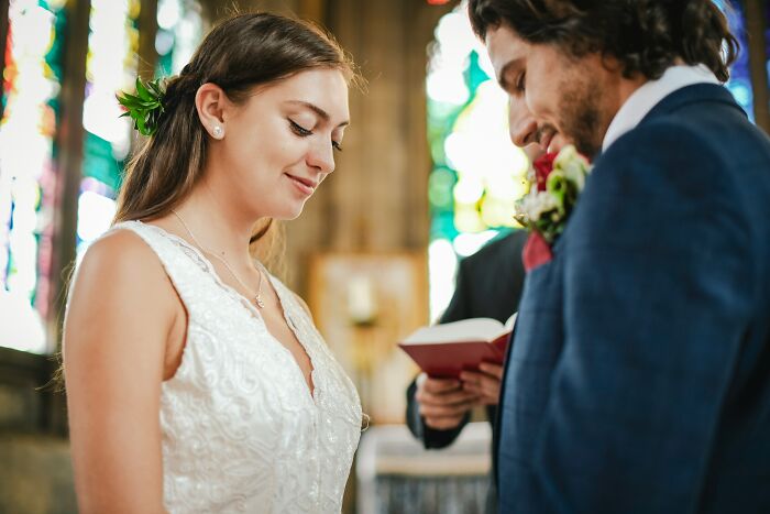 Bride and groom exchanging vows during a wedding ceremony illustrating fastest times couples said I do and ended marriage.