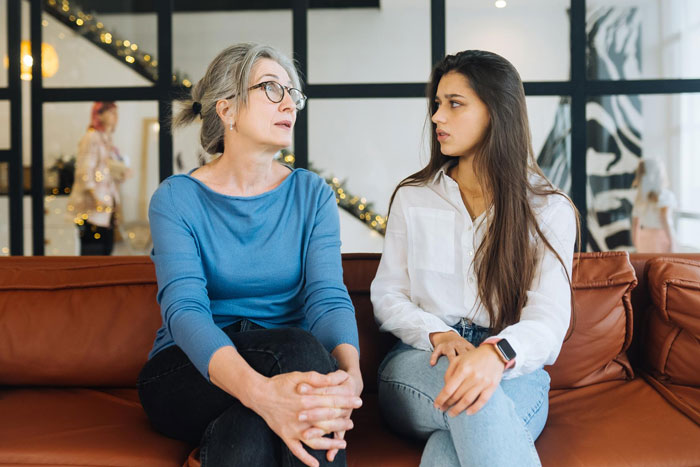 Mom's Plan To Control Her Daughter's Wedding By Forcing Her To Uninvite Her Dad Backfires Horribly Mom's Plan To Control Her Daughter's Wedding By Forcing Her To Uninvite Her Dad Backfires Horribly