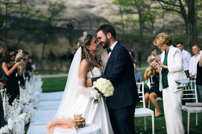 Mom's Plan To Control Her Daughter's Wedding By Forcing Her To Uninvite Her Dad Backfires Horribly Mom's Plan To Control Her Daughter's Wedding By Forcing Her To Uninvite Her Dad Backfires Horribly