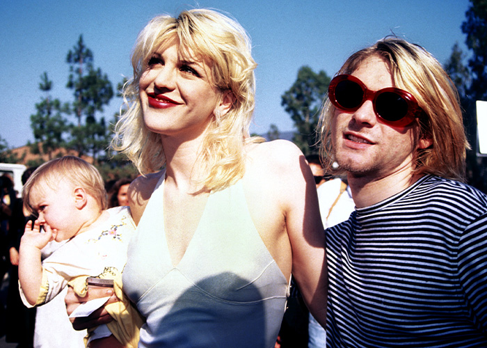 Kurt Cobain with Courtney Love outdoors, representing discussions on forensics evidence and Kurt Cobain's passing.